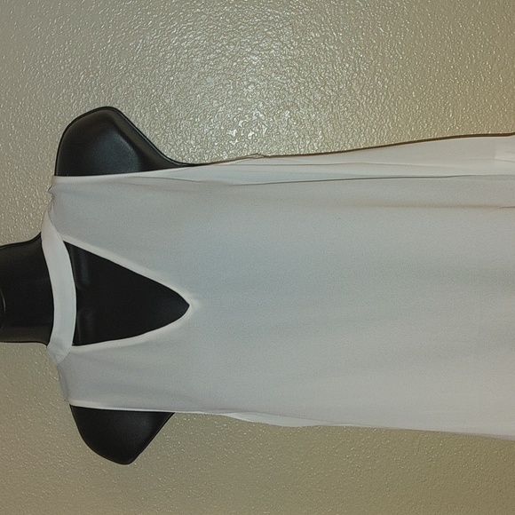 LUSH KEYHOLE FRONT FLOWY TOP - Picture 2 of 6